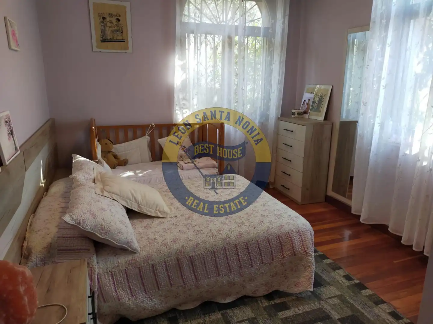 Dormitori de Casa o xalet en venda en León Capital  amb Calefacció