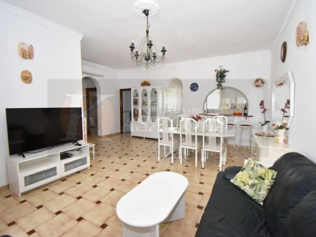 Sala d'estar de Pis en venda en Fuengirola amb Aire condicionat, Jardí privat i Piscina comunitària