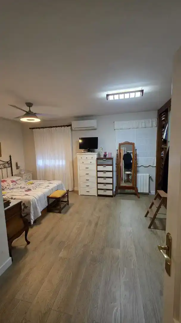 Dormitori de Casa adosada en venda en Mérida amb Aire condicionat