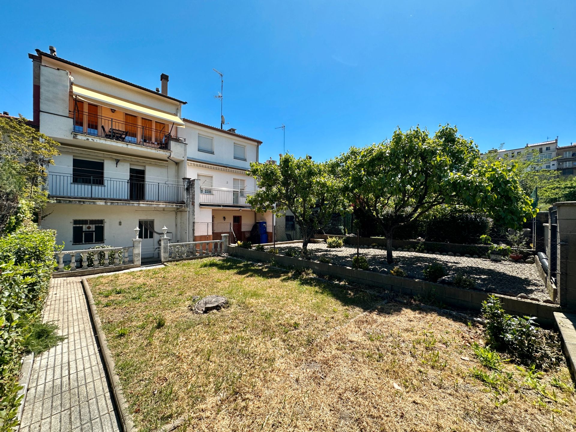 Vista exterior de Pis en venda en Torelló amb Calefacció, Jardí privat i Terrassa