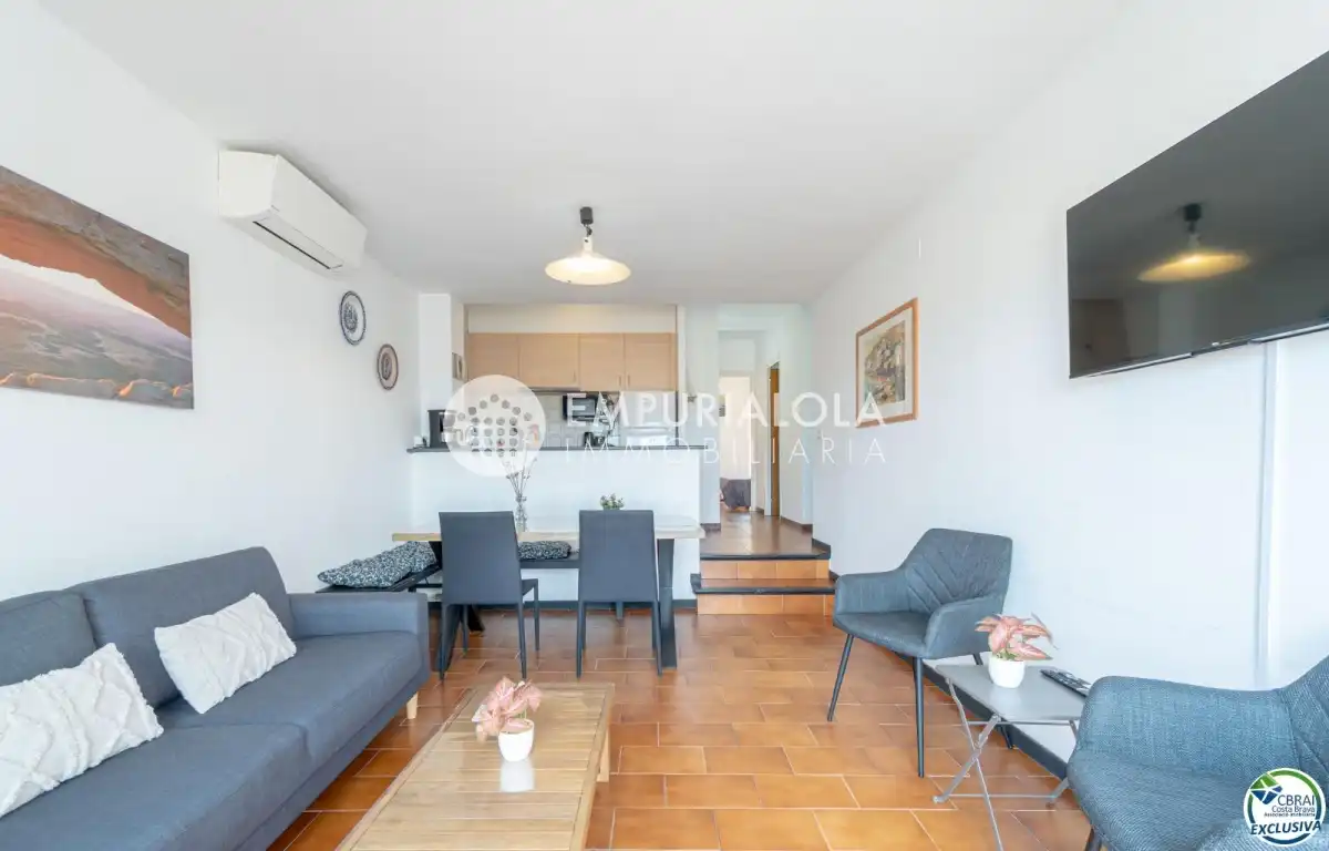 Sala d'estar de Apartament en venda en Empuriabrava amb Aire condicionat, Piscina i Moblat