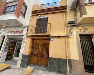 Vista exterior de Casa adosada en venda en Castellón de la Plana / Castelló de la Plana amb Terrassa i Balcó