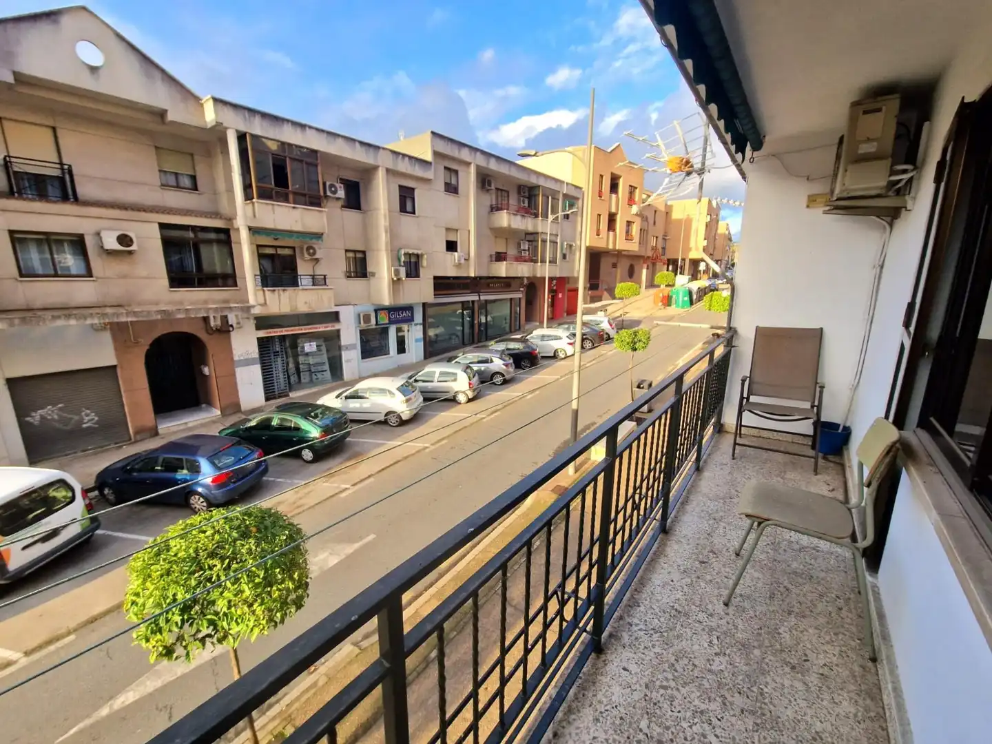 Außenansicht von Einfamilien-Reihenhaus zum Verkauf in Plasencia mit Klimaanlage, Terrasse und Abstellraum