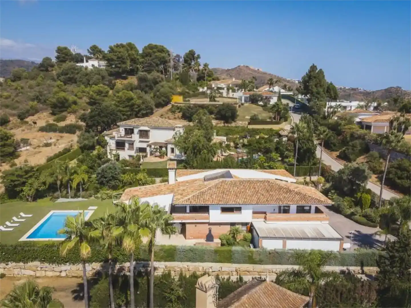 Vista exterior de Casa o xalet en venda en Marbella amb Aire condicionat, Piscina i Balcó