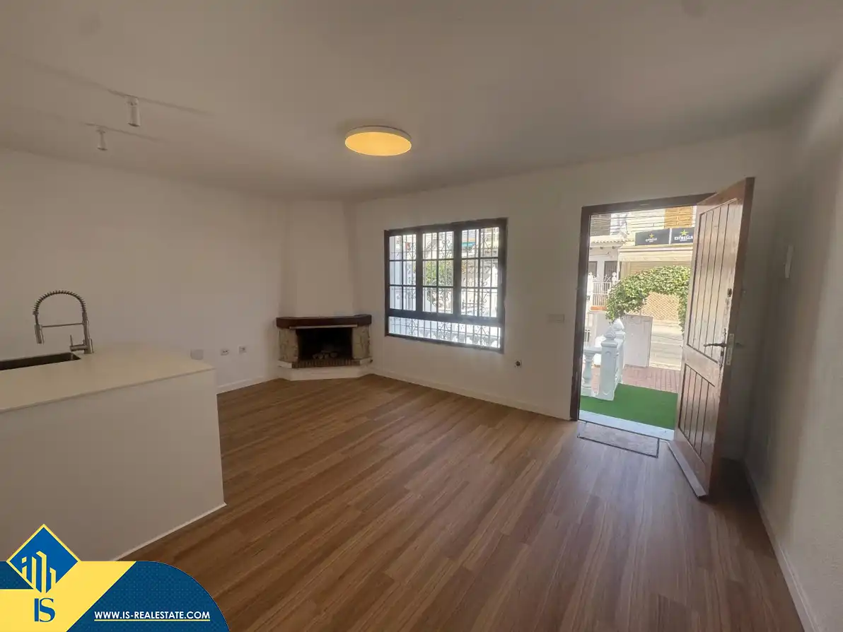 Sala d'estar de Casa adosada en venda en Torrevieja amb Calefacció, Jardí privat i Terrassa