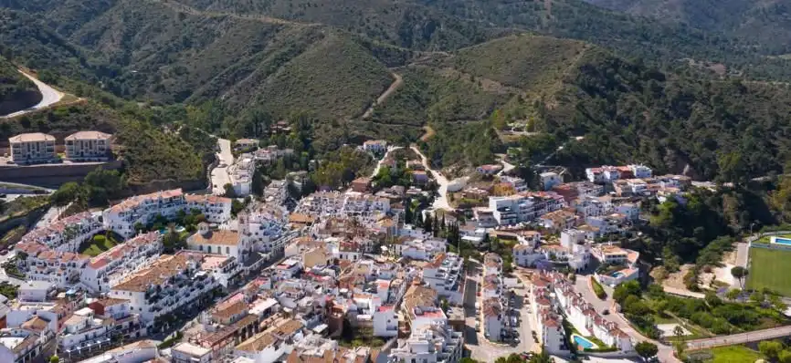 Vista exterior de Casa adosada en venda en Benahavís amb Aire condicionat, Jardí privat i Parquet