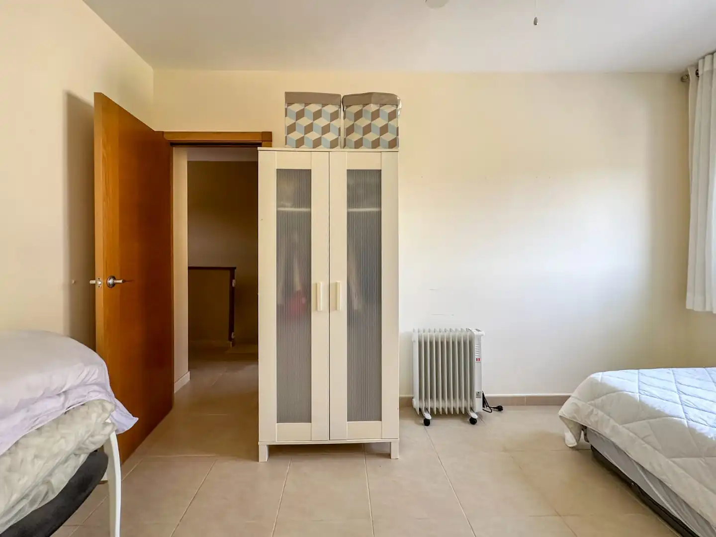 Habitación de Casa adosada en venta en Mont-roig del Camp con Aire acondicionado, Jardín privado y Terraza