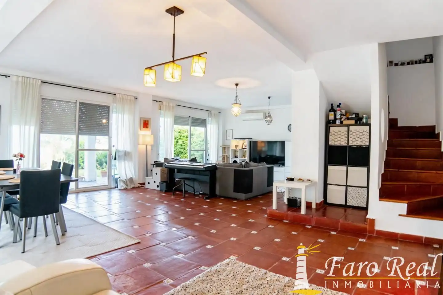 Sala d'estar de Casa o xalet en venda en Sanlúcar de Barrameda amb Aire condicionat, Jardí privat i Terrassa