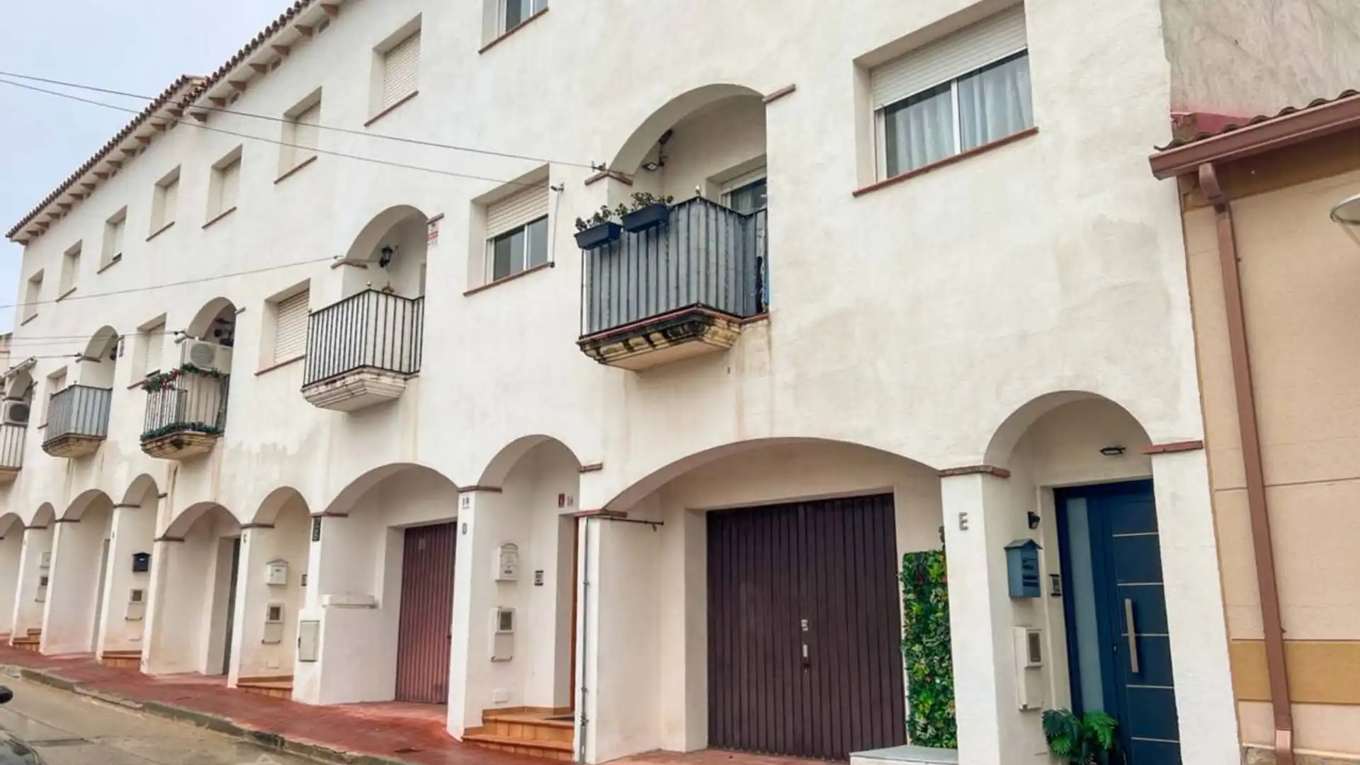 Vista exterior de Casa adosada en venda en Roda de Berà amb Calefacció