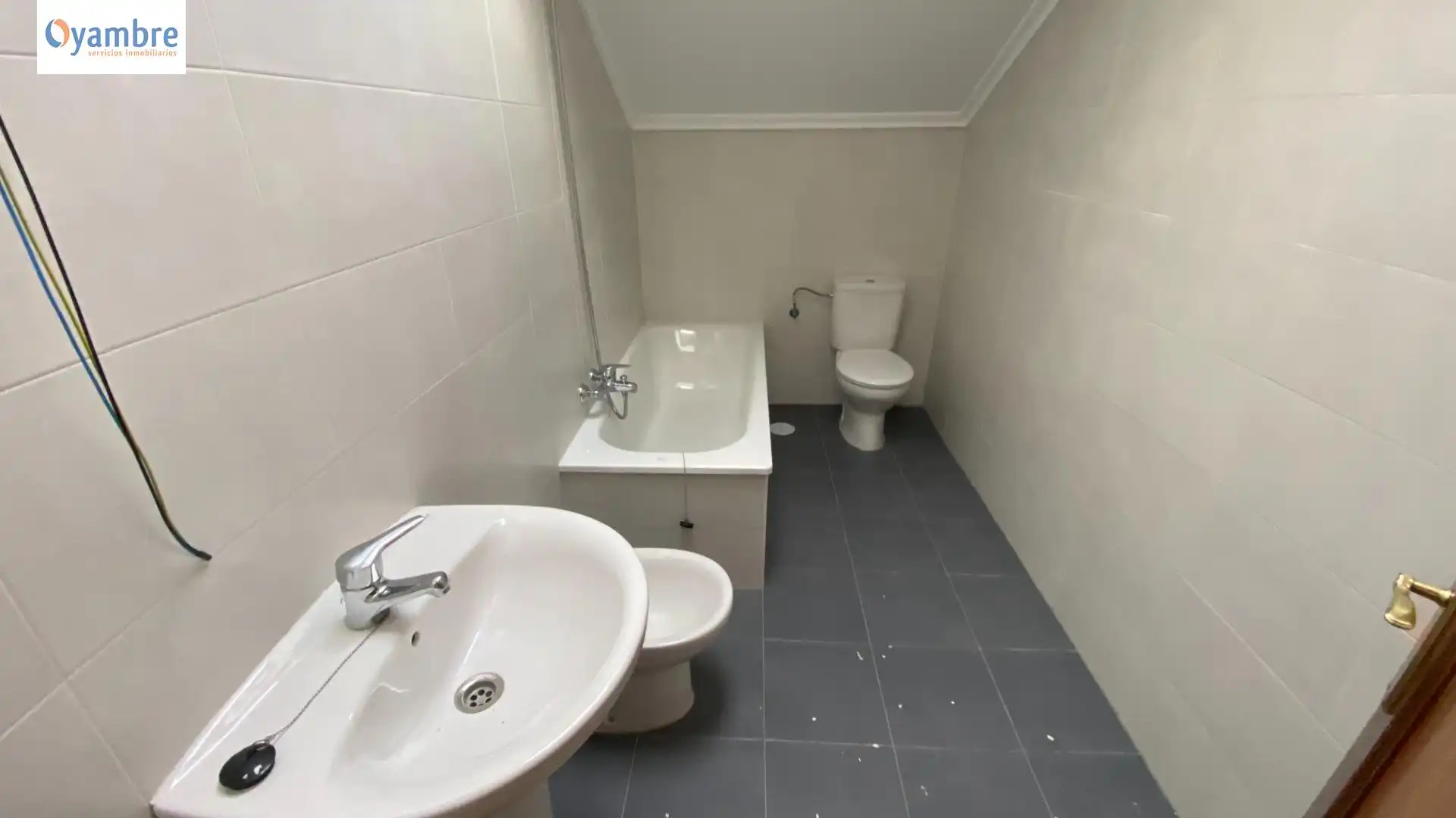 Badezimmer von Dachboden zum Verkauf in Potes mit Terrasse