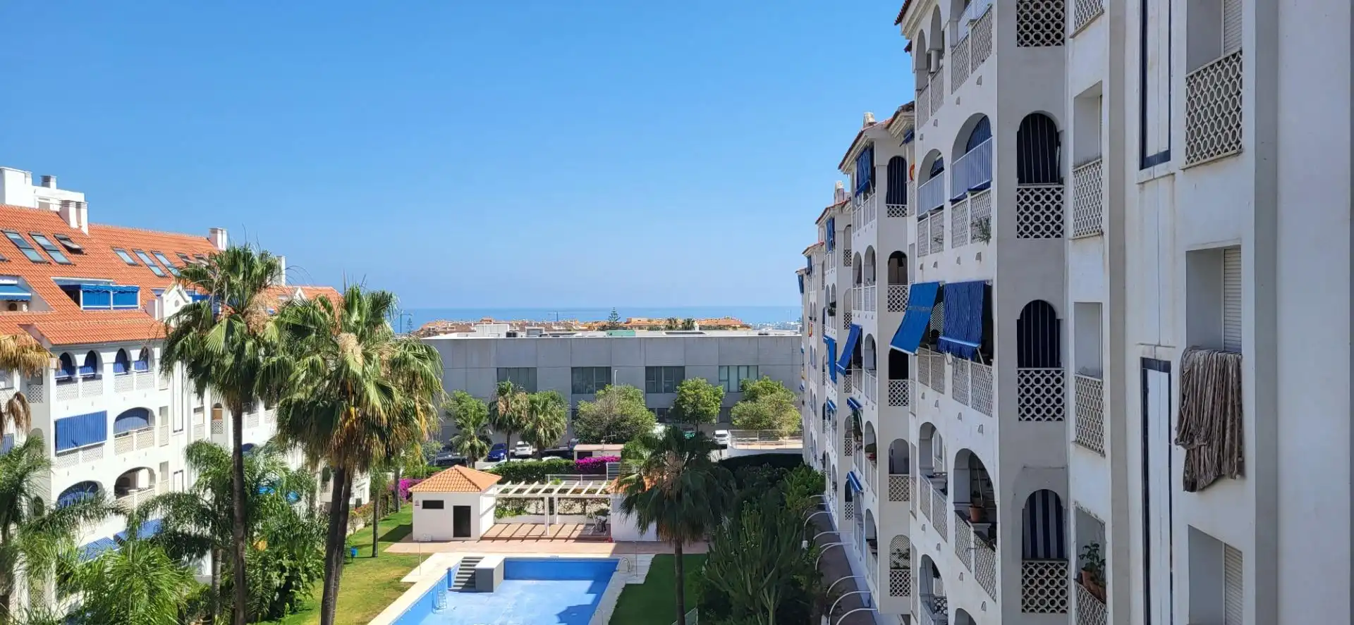Außenansicht von Wohnungen zum Verkauf in Marbella mit Privatgarten und Gemeinschaftspool