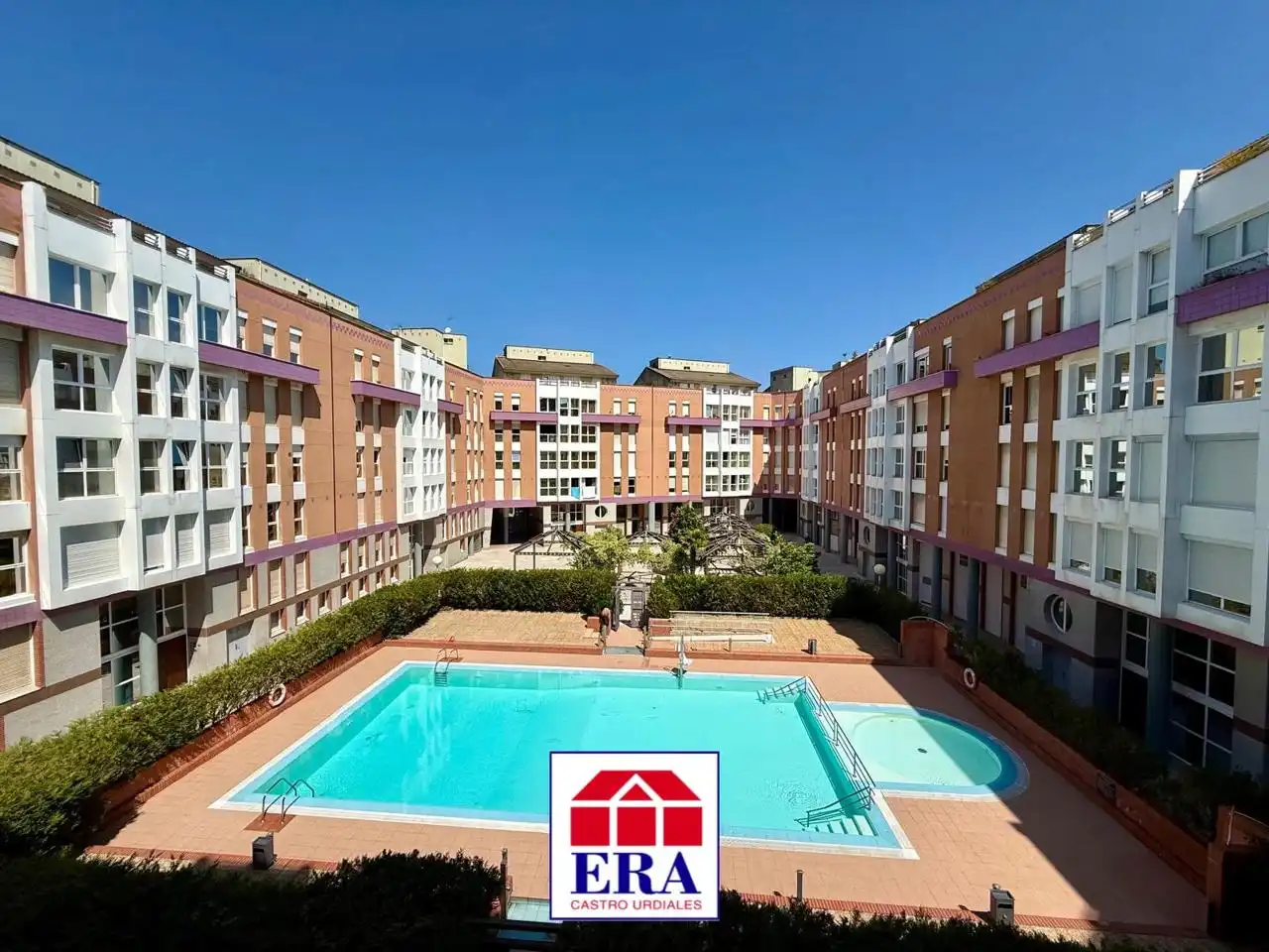 Vista exterior de Ático en venta en Castro-Urdiales con Calefacción, Parquet y Terraza