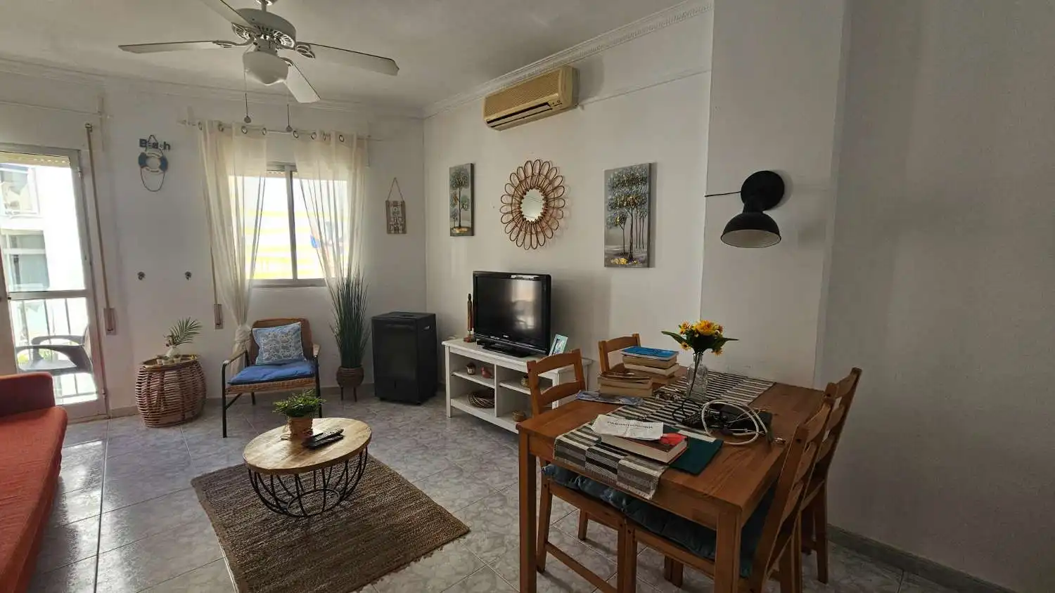 Sala d'estar de Apartament de lloguer en Torremolinos amb Aire condicionat, Calefacció i Terrassa
