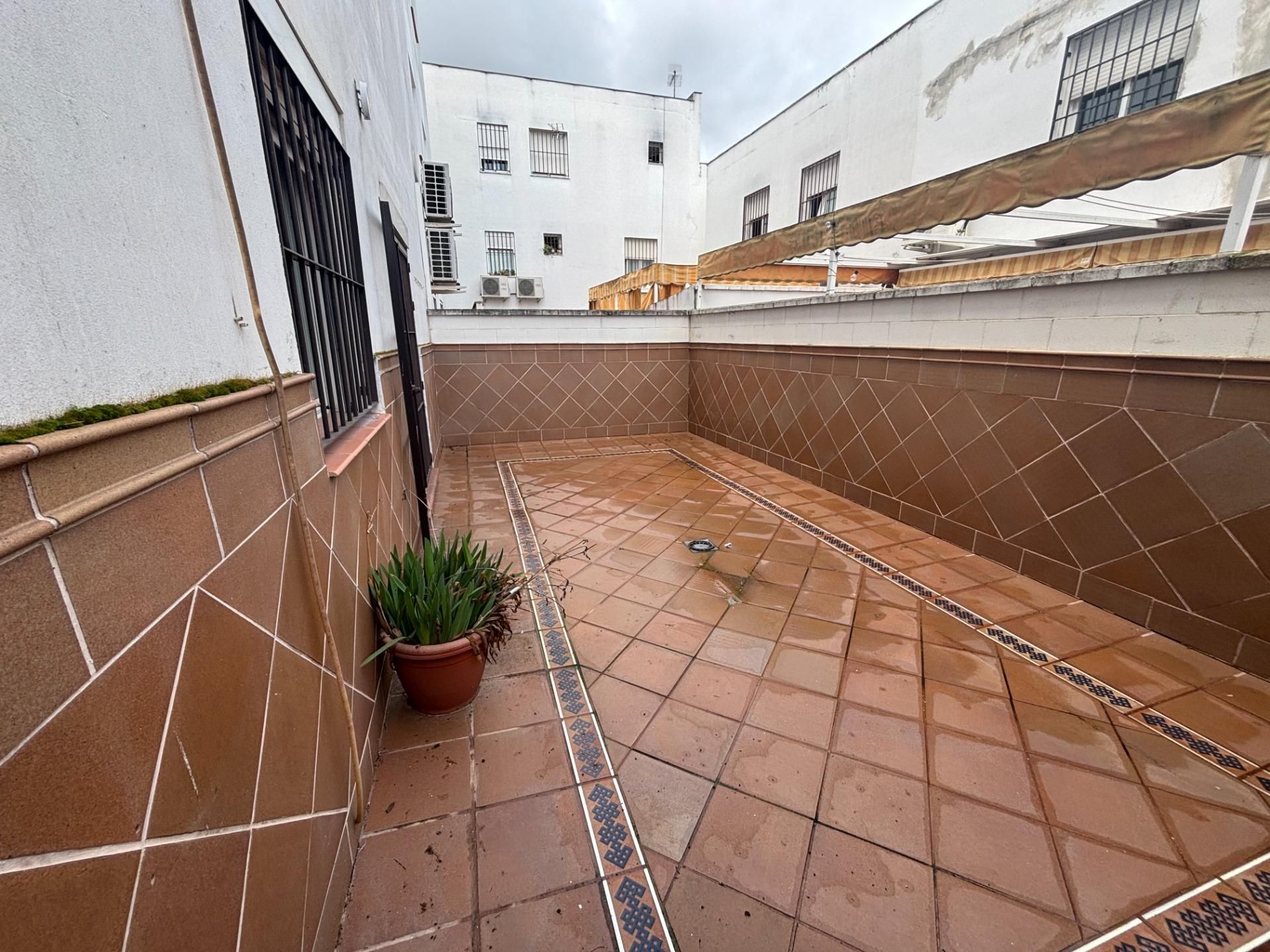 Vista exterior de Casa adosada en venda en Camas amb Aire condicionat, Traster i Balcó