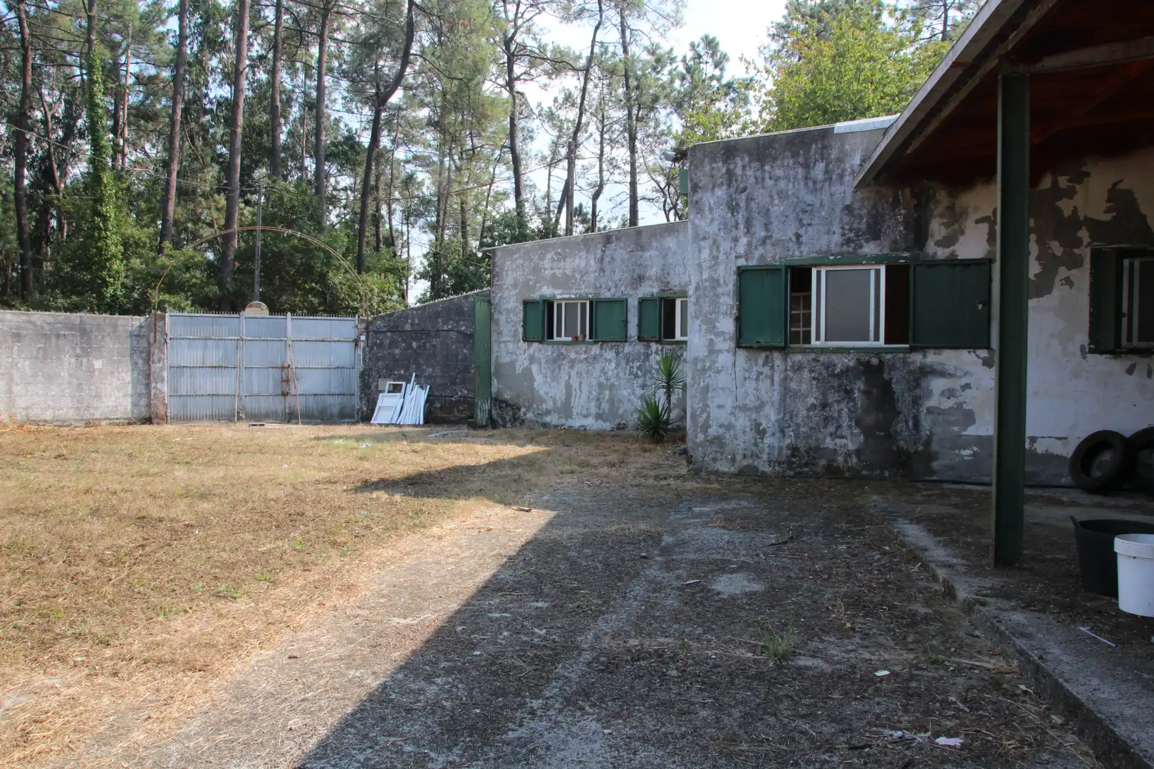 Vista exterior de Nave industrial en venta en Brión