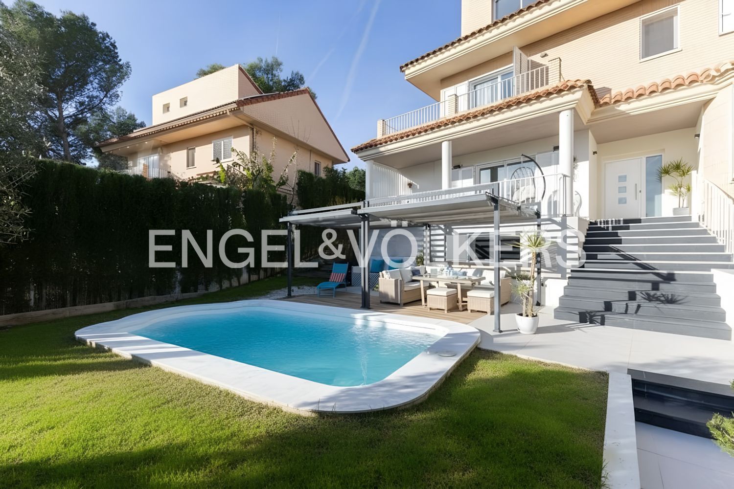 Vista exterior de Casa o xalet en venda en Chiva amb Aire condicionat, Calefacció i Jardí privat