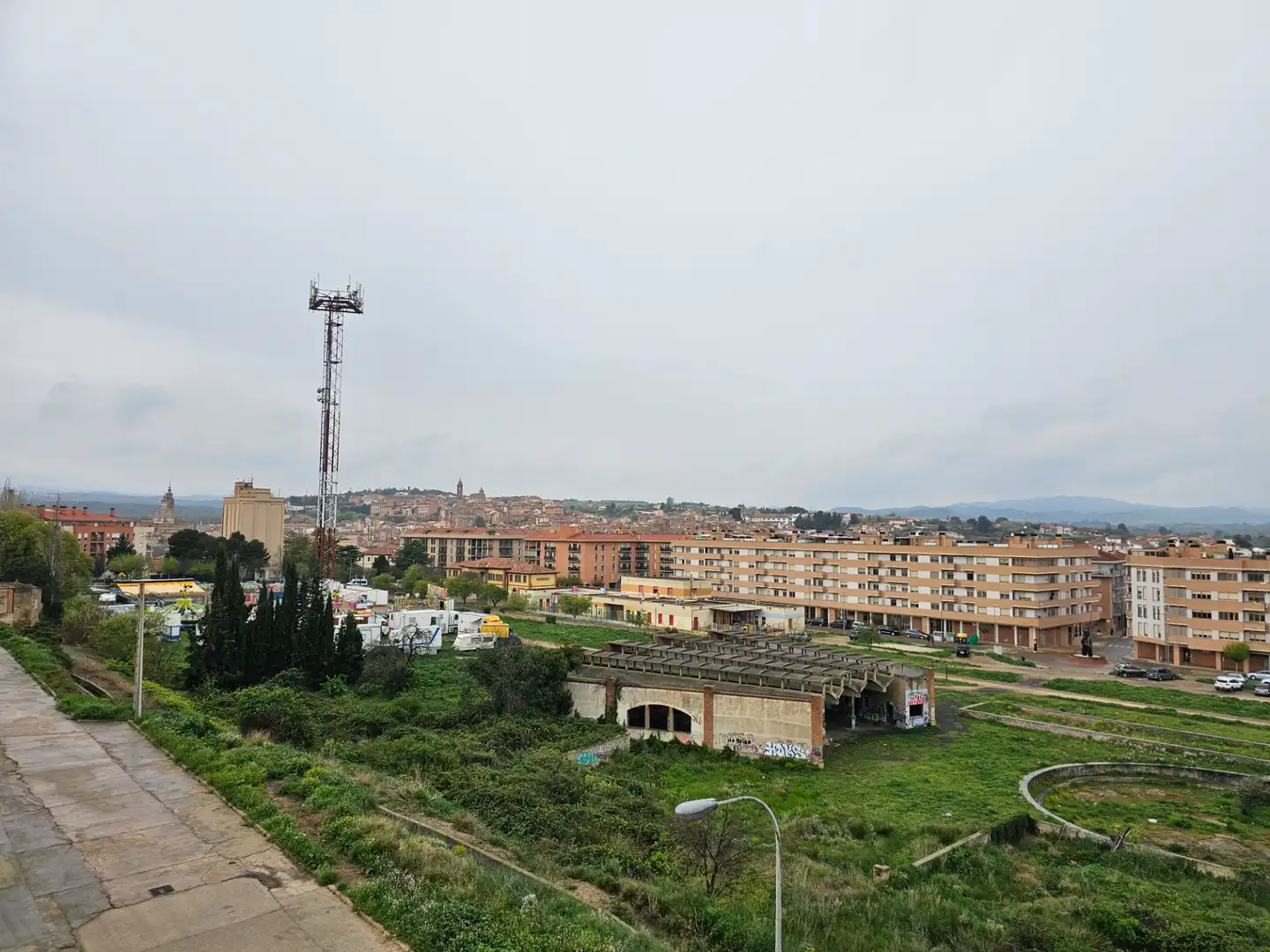 Außenansicht von Fabrikhallen zum Verkauf in Tarazona mit Alarm