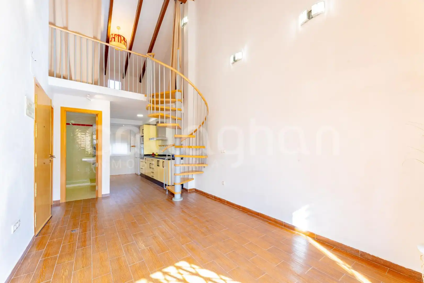 Loft zum Verkauf in Valencia mit Klimaanlage und Balkon
