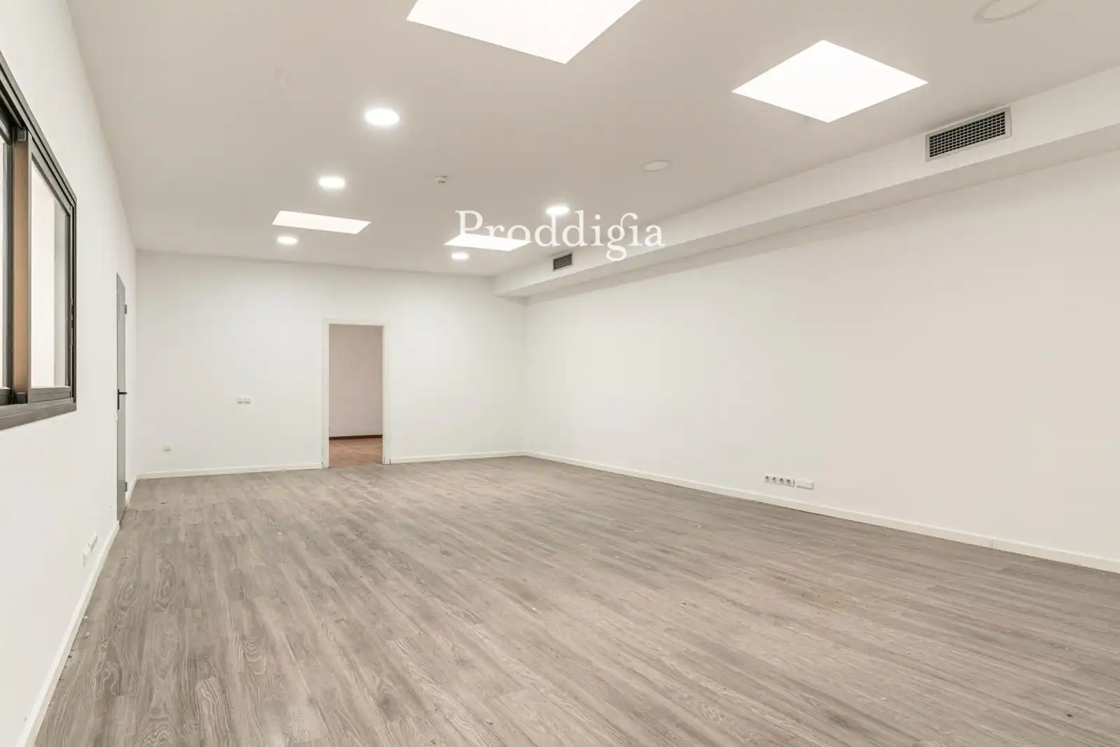 Office for sale in Barcelona  with Air Conditioner