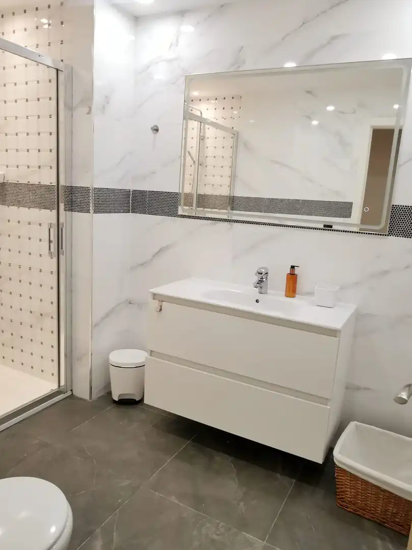 Baño de Piso de alquiler en Marbella con Aire acondicionado, Terraza y Amueblado
