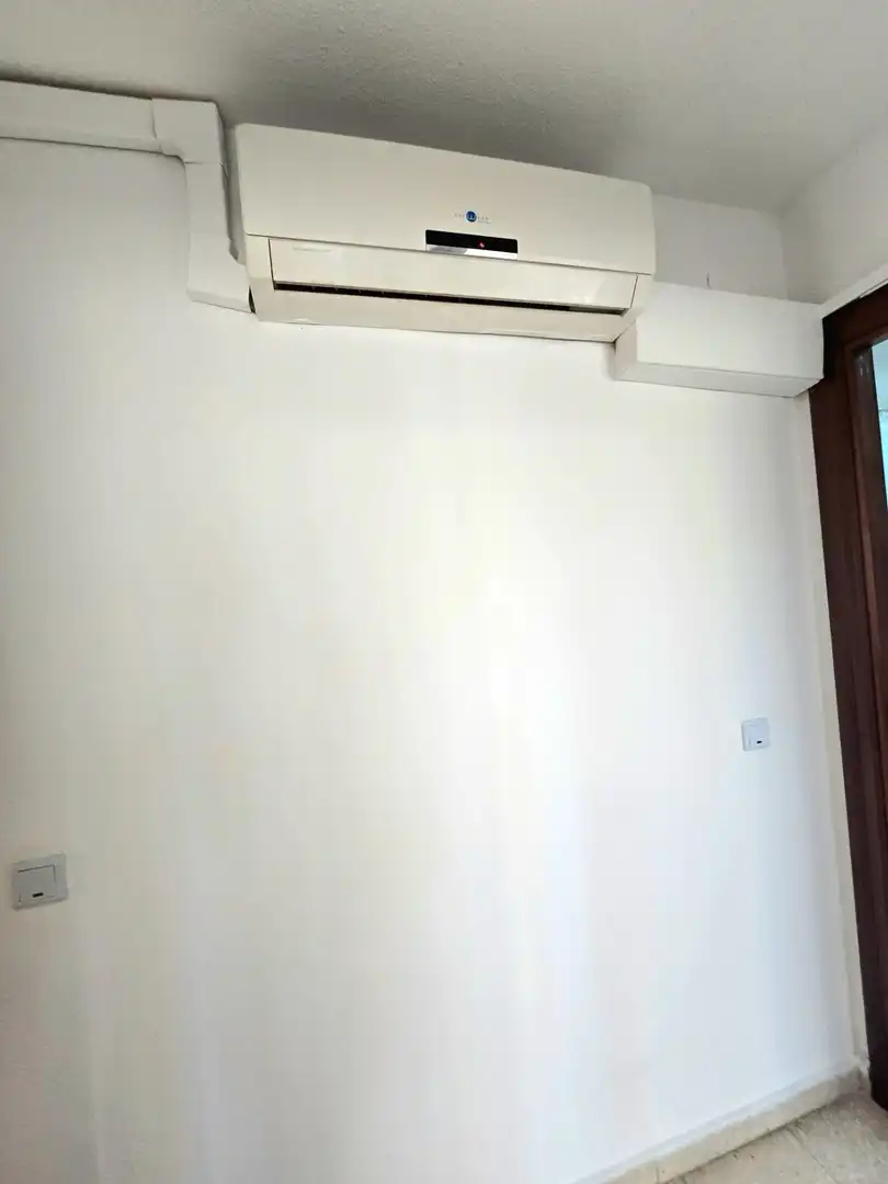 Wohnung zum Verkauf in Torremolinos mit Klimaanlage, Privatgarten und Terrasse
