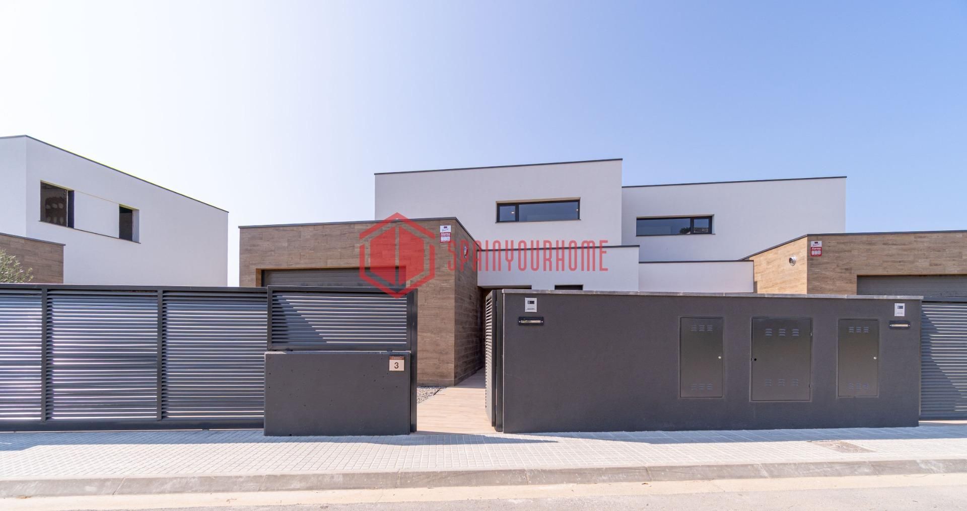 Vista exterior de Casa o xalet en venda en Sant Pere Pescador amb Aire condicionat, Calefacció i Jardí privat