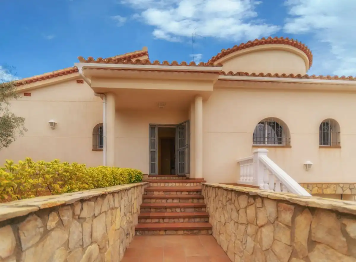 Vista exterior de Casa o xalet en venda en El Perelló amb Aire condicionat, Calefacció i Jardí privat