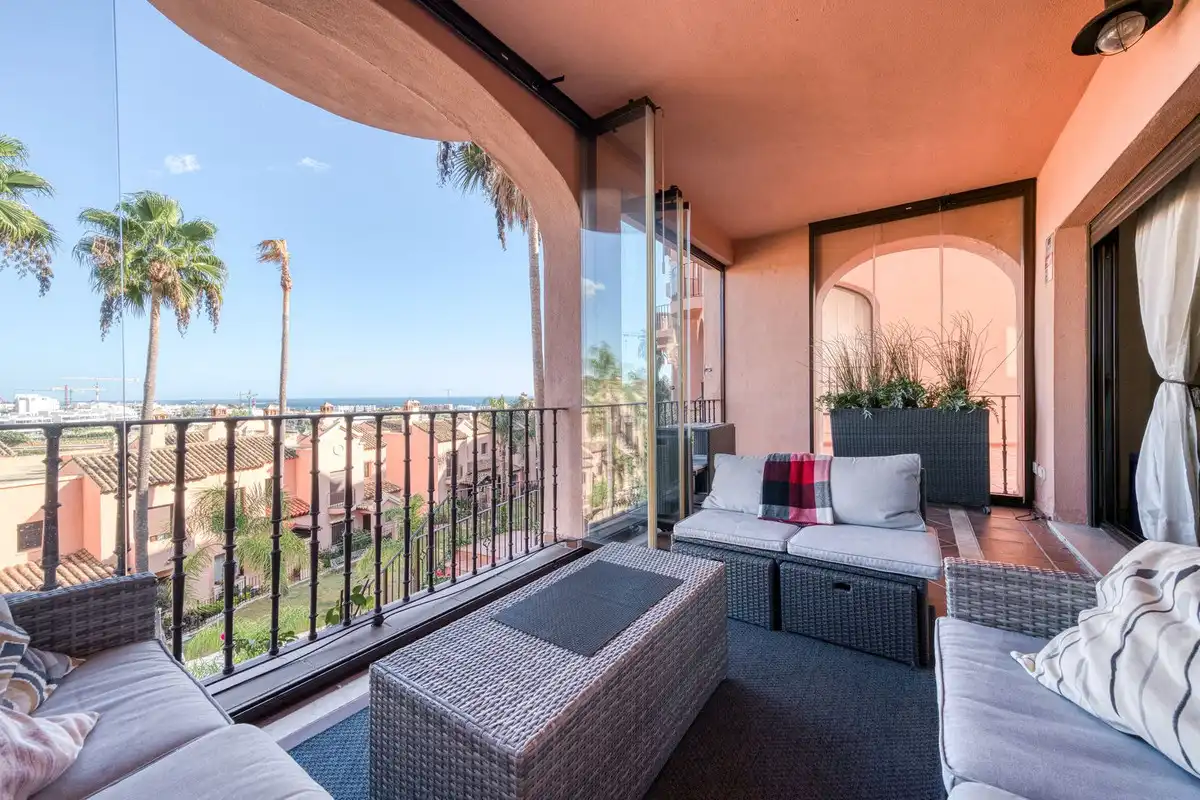 Terrasse von Einfamilien-Reihenhaus zum Verkauf in Estepona mit Klimaanlage, Terrasse und Alarm