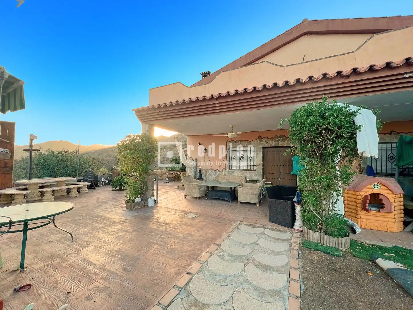 Vista exterior de Casa o xalet en venda en Guaro amb Calefacció, Jardí privat i Terrassa