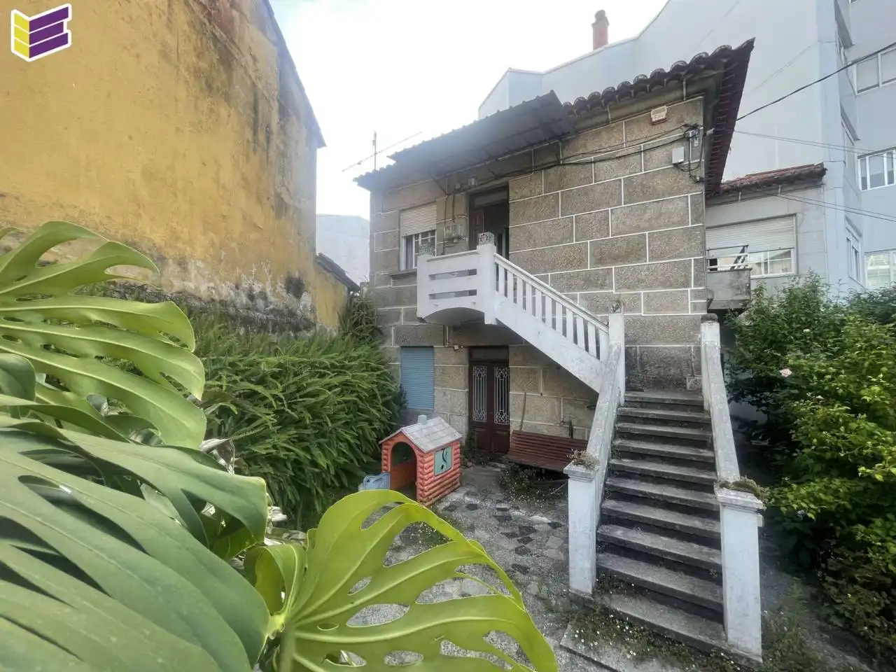 Vista exterior de Casa o xalet en venda en Vigo  amb Calefacció, Jardí privat i Terrassa