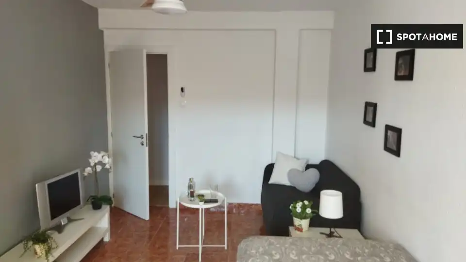 Habitación de Piso para compartir en Zaragoza con Aire acondicionado, Calefacción y Amueblado