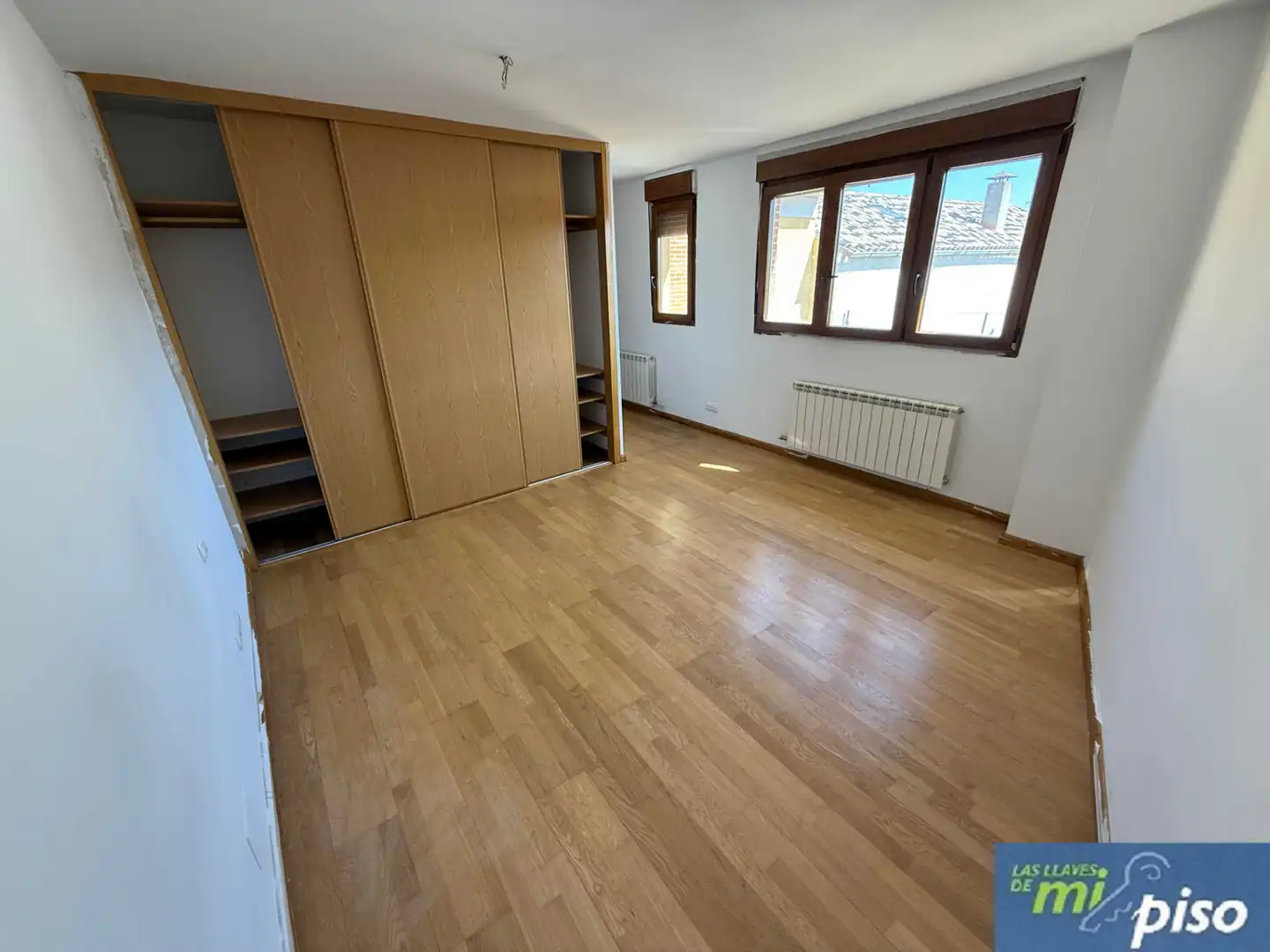 Dormitori de Casa adosada en venda en Corcos amb Calefacció, Jardí privat i Parquet