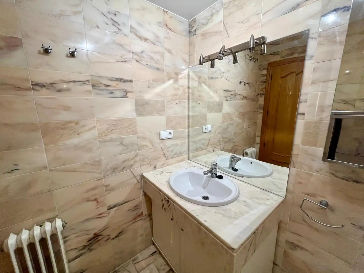 Bathroom of Flat for rent in Granada  with Air Conditioner, Heating and Furnished