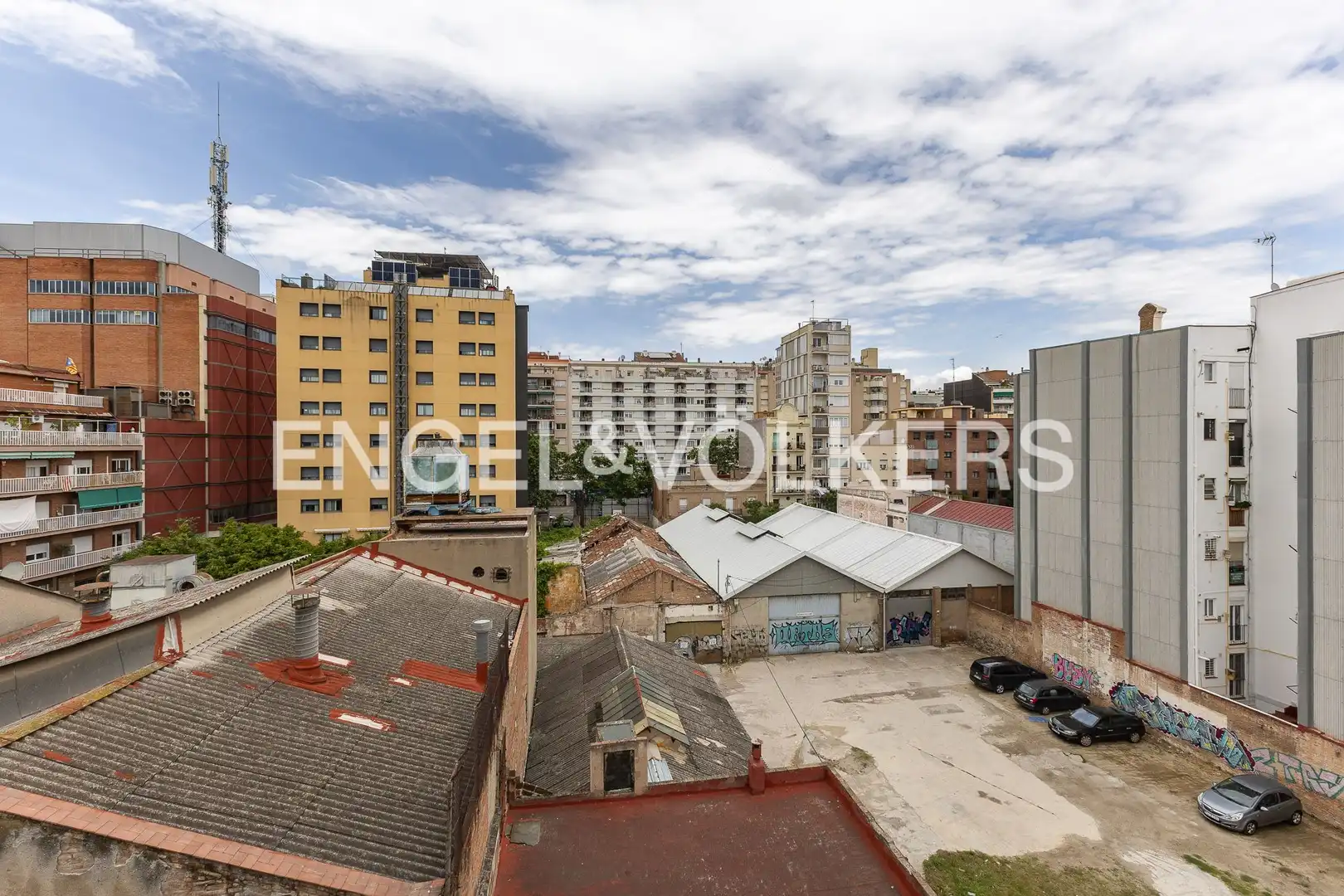 Vista exterior de Piso en venta en Barcelona con Calefacción, Parquet y Balcón