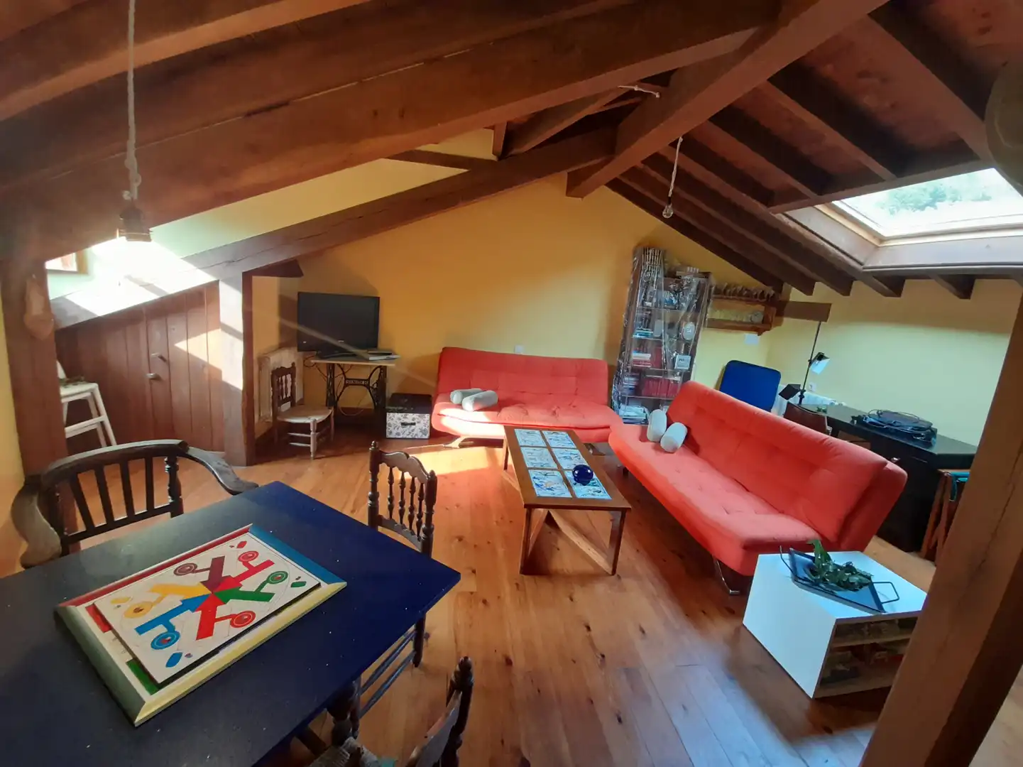 Sala d'estar de Casa adosada en venda en Caso amb Calefacció, Terrassa i Traster