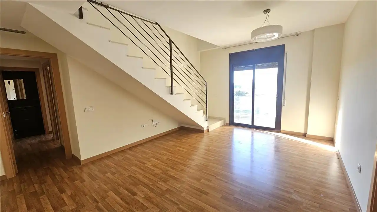 Sala d'estar de Pis en venda en Vilajuïga amb Parquet