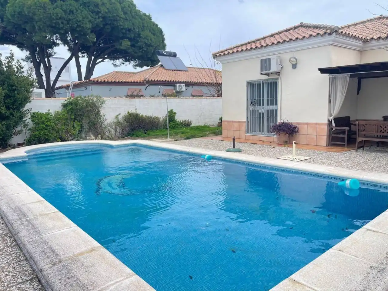 Piscina de Casa o xalet en venda en Chiclana de la Frontera amb Aire condicionat, Jardí privat i Piscina