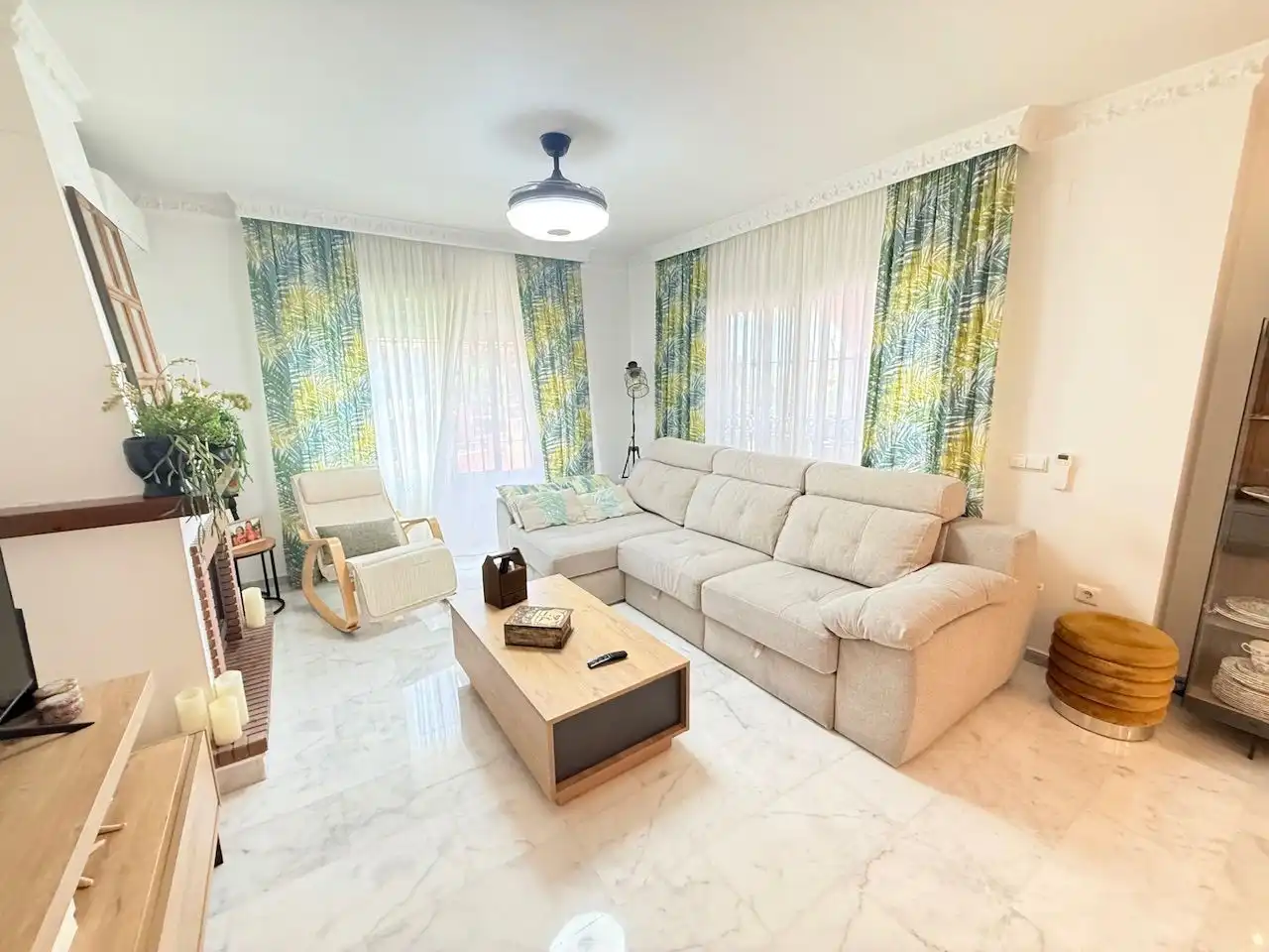 Sala d'estar de Casa o xalet en venda en Vélez-Málaga amb Aire condicionat, Calefacció i Jardí privat