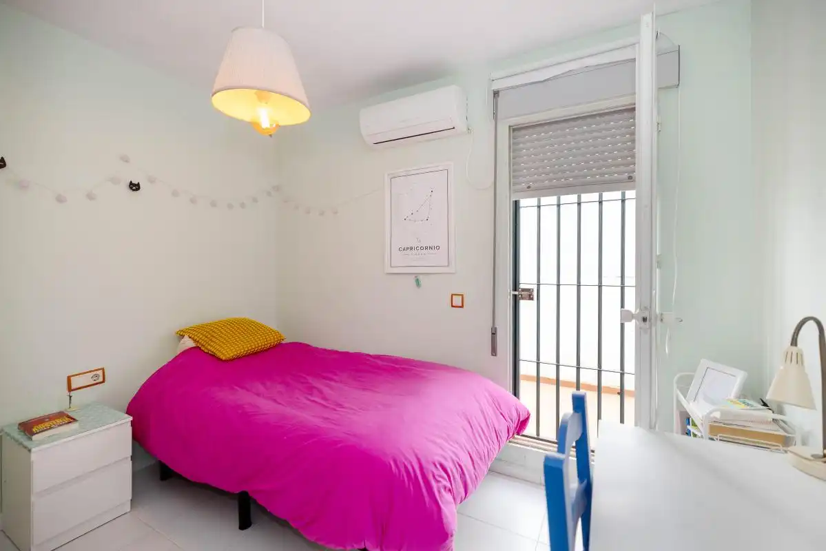 Dormitori de Casa adosada en venda en Castilleja de la Cuesta amb Aire condicionat, Calefacció i Terrassa
