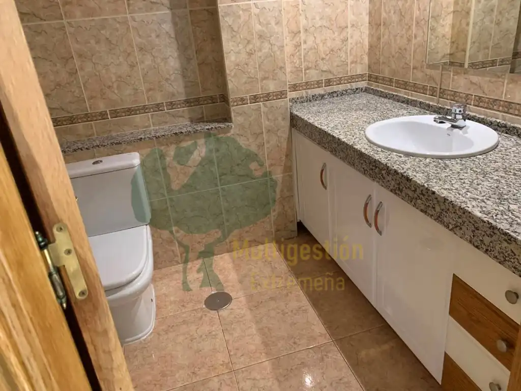 Bathroom of Duplexes for rent in Cáceres