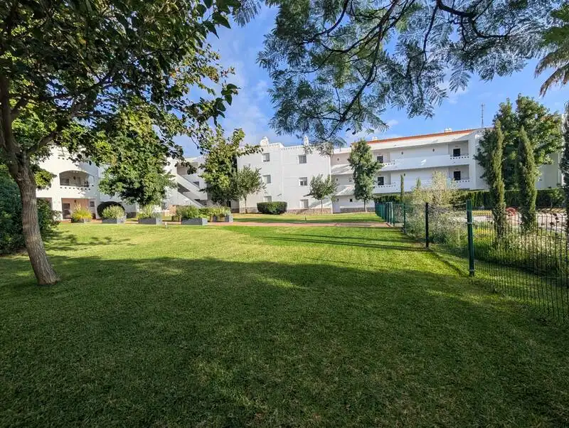Außenansicht von Wohnung zum Verkauf in La Alcaidesa mit Klimaanlage, Heizung und Terrasse