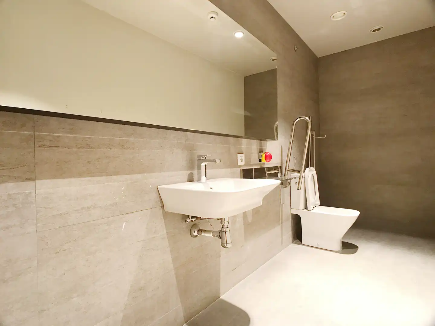 Baño de Local de alquiler en Valencia con Aire acondicionado y Calefacción