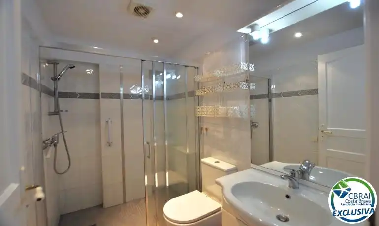 Badezimmer von Einfamilien-Reihenhaus zum Verkauf in Roses mit Heizung