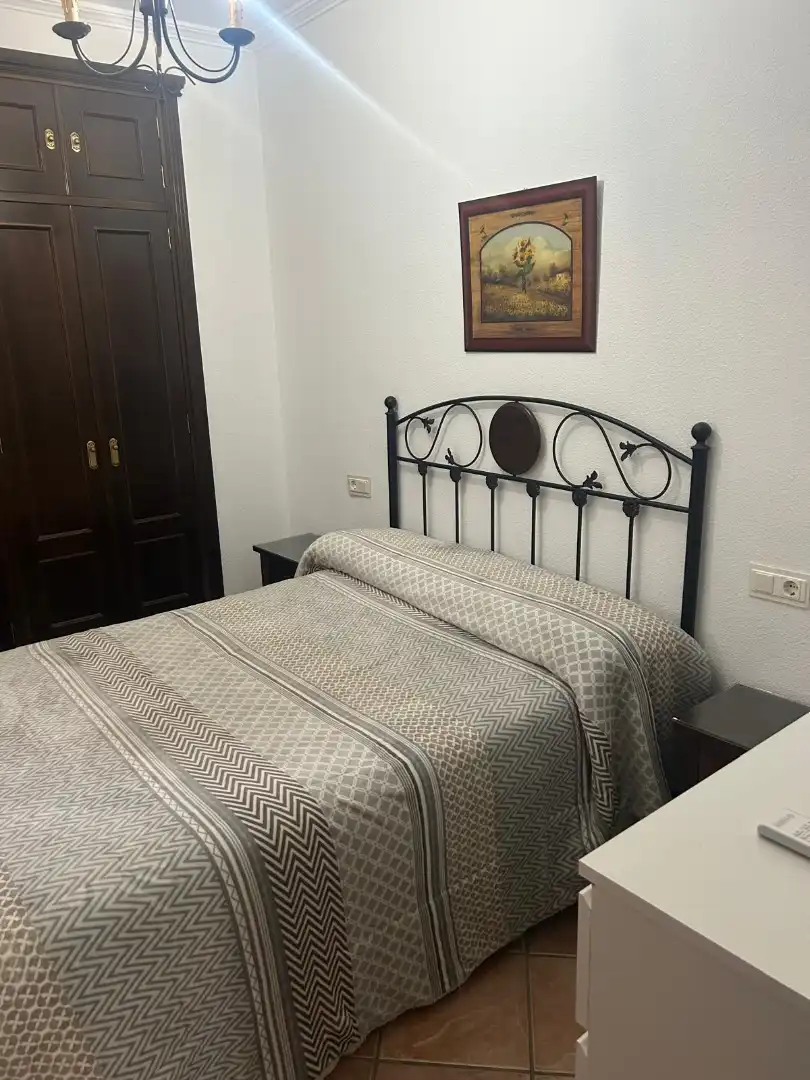 Dormitori de Apartament de lloguer en Dos Hermanas amb Aire condicionat, Moblat i Rentadora