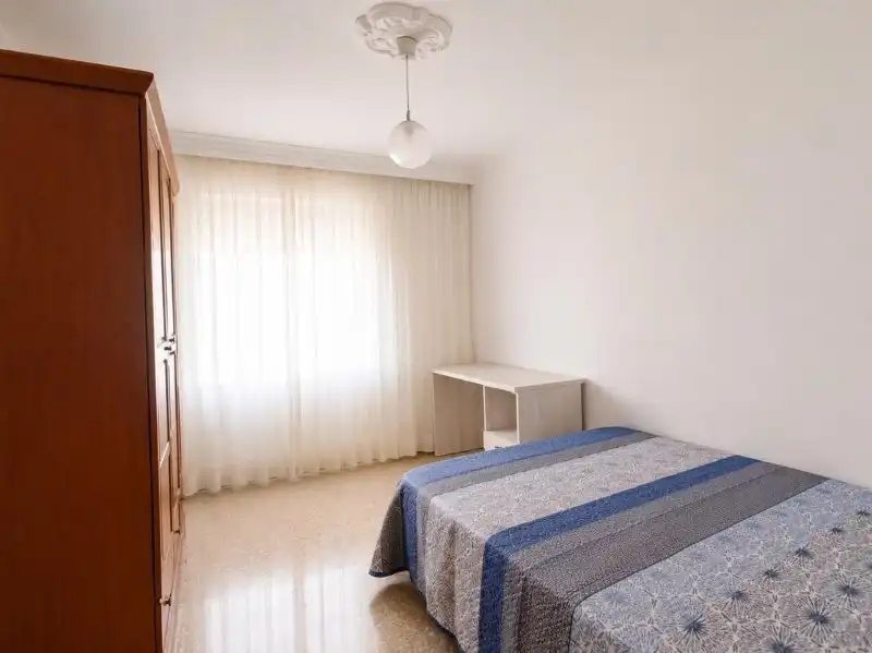 Habitación de Piso de alquiler en Málaga con Terraza y Amueblado