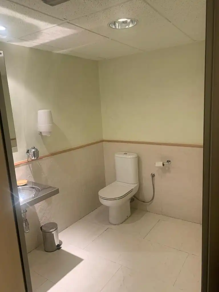 Badezimmer von Büro zur Miete in Mataró mit Klimaanlage, Möbliert und Internet