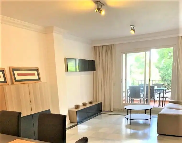 Sala d'estar de Apartament de lloguer en Marbella amb Aire condicionat, Terrassa i Moblat