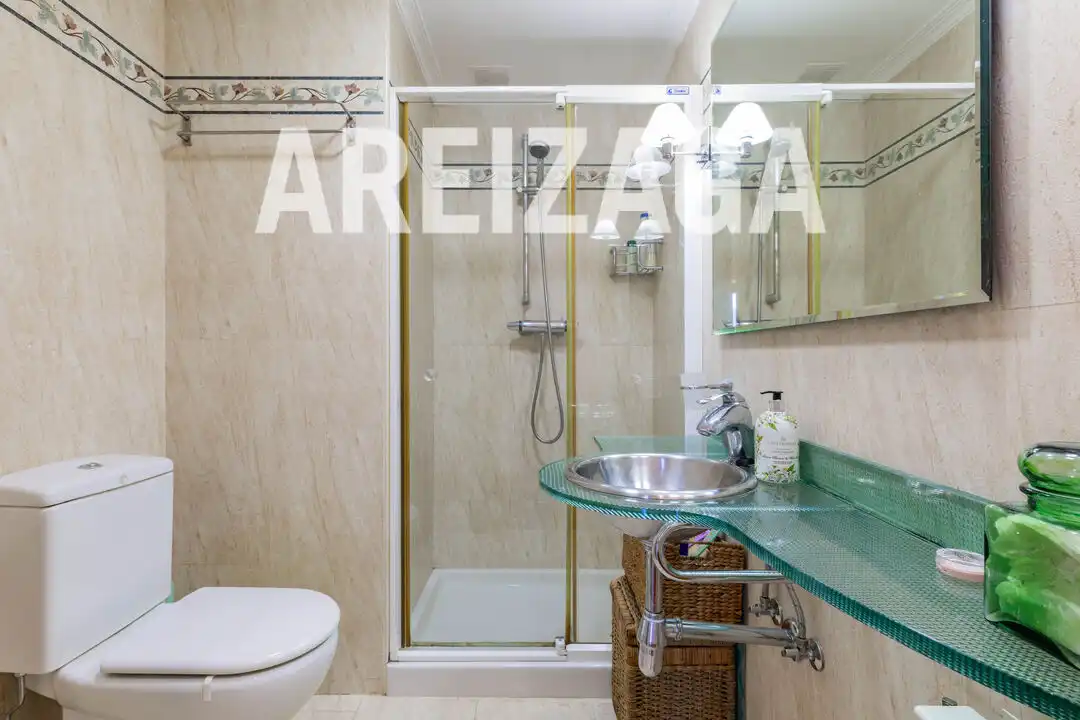 Baño de Piso en venta en Donostia - San Sebastián  con Calefacción, Amueblado y Balcón