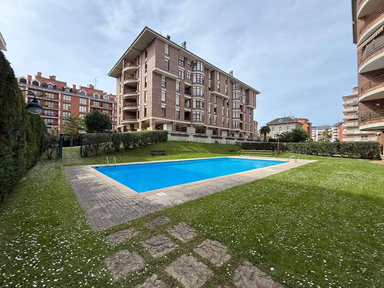 Piscina de Piso en venta en Castro-Urdiales con Calefacción, Parquet y Piscina comunitaria