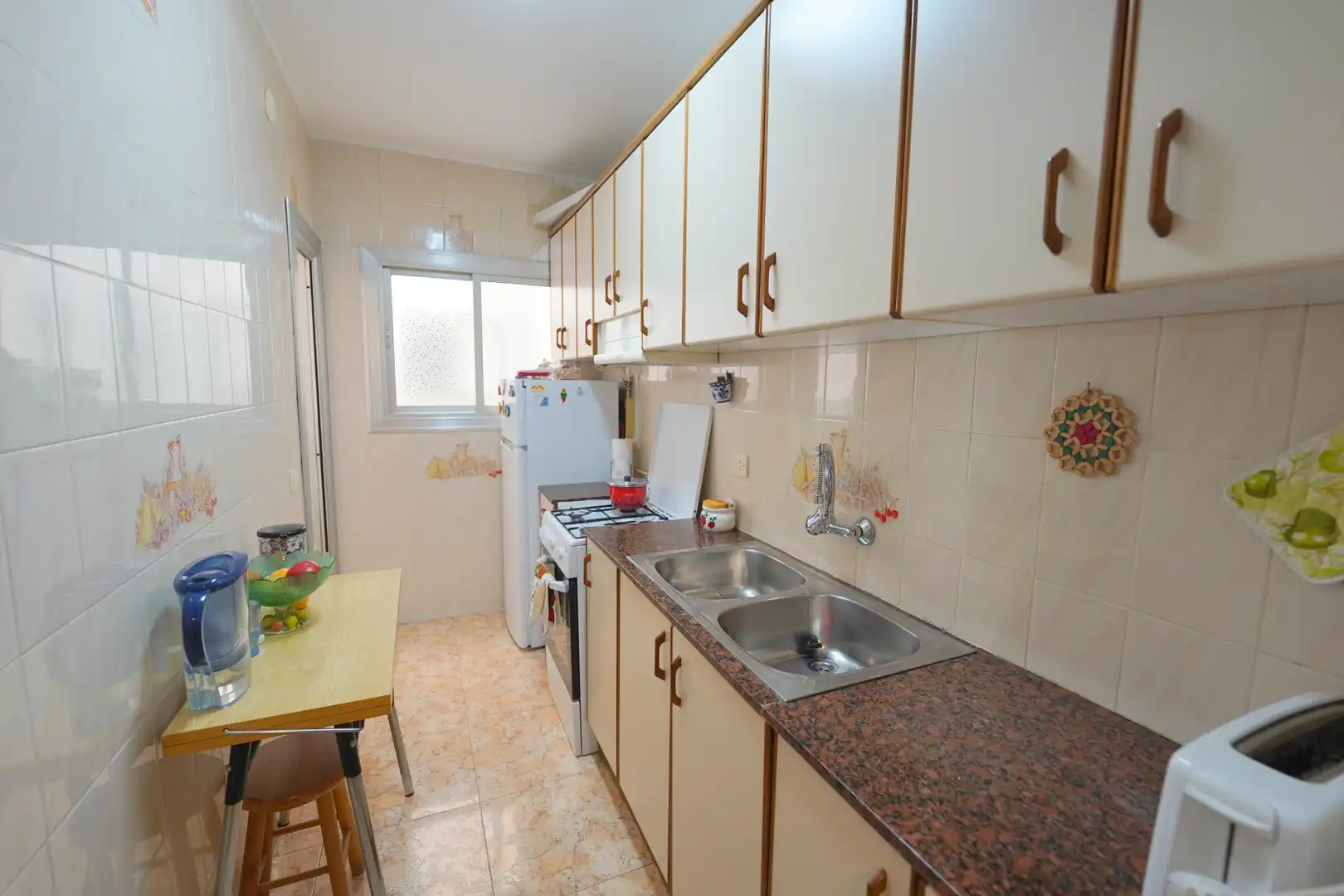 Küche von Wohnung zum Verkauf in Barcelona mit Ofen und Balkon